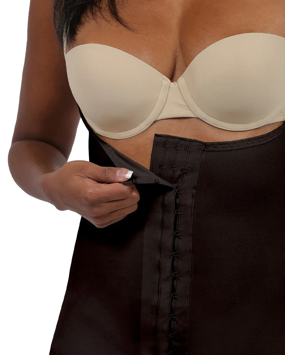 Close up view of the Allegra 1 front closure, demonstrating the adjustable hook-and-eye system designed for easy dressing and secure first-stage compression.